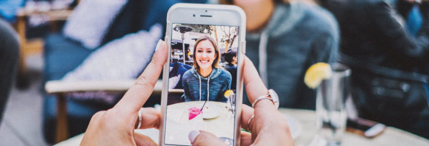 comment prendre la meilleure photo de profil quand on est en terrasse