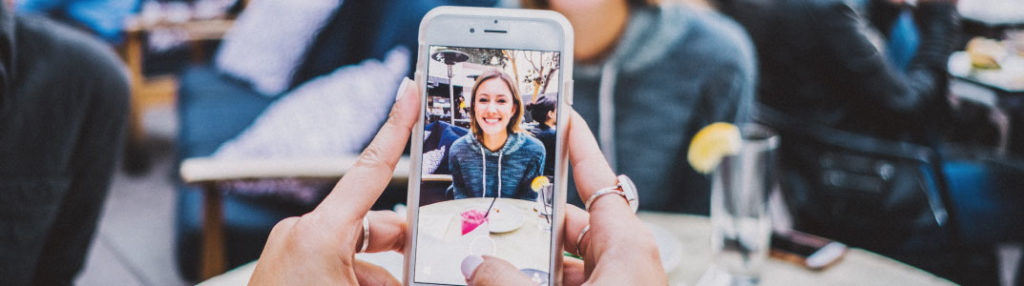 comment prendre la meilleure photo de profil quand on est en terrasse